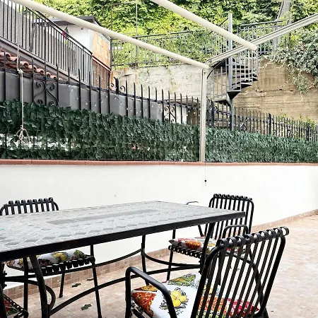 Con Posto Auto Assegnato Lägenhet