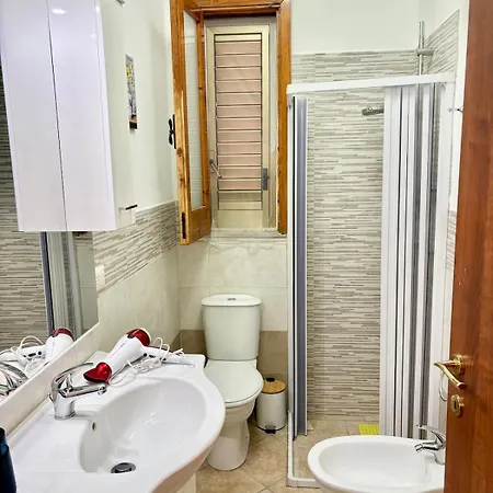 Con Posto Auto Assegnato Lägenhet *